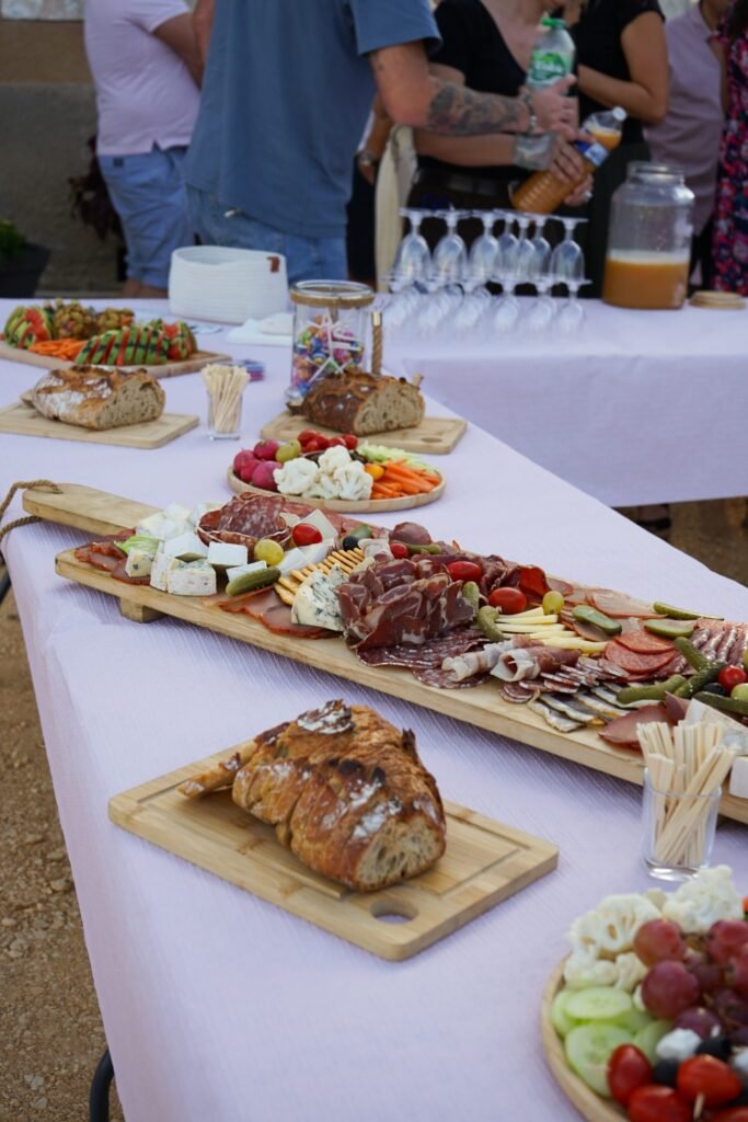 Buffet de l'inauguration préparé par Le Cellier Bar Restaurant