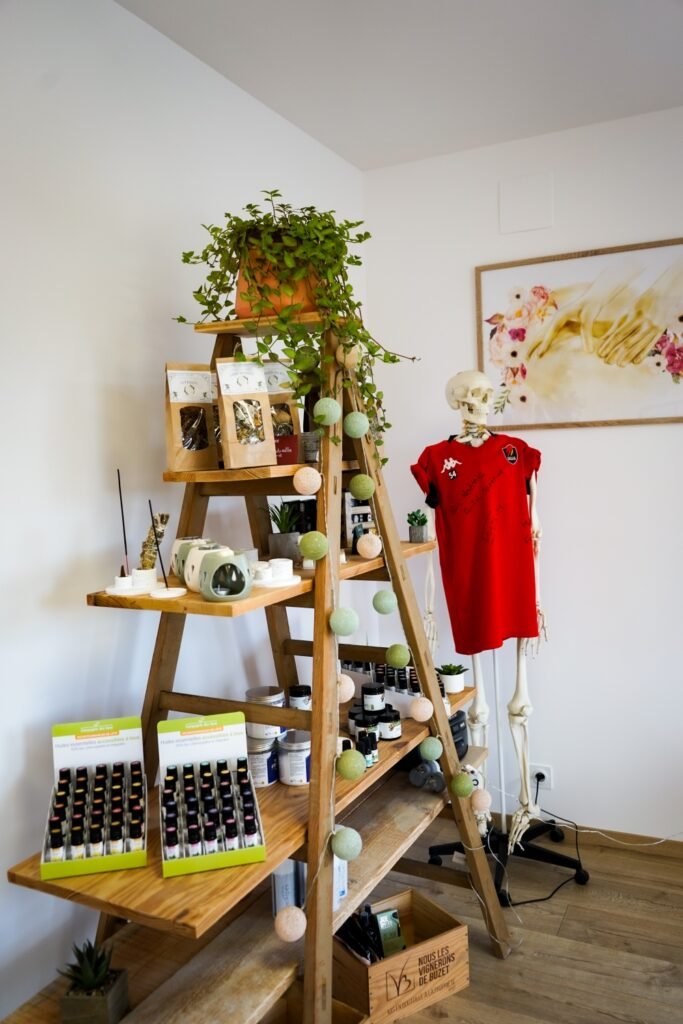Étagère de produits naturels dans le cabinet de Noémie Queyreau