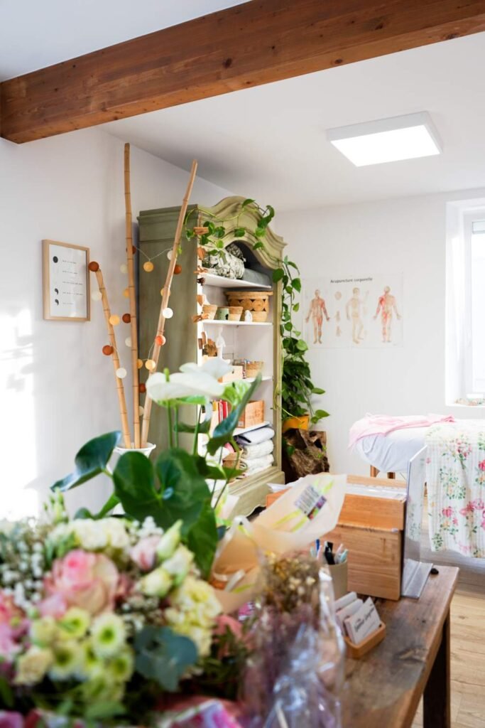 Salle de soin décorée de fleurs pour l'inauguration