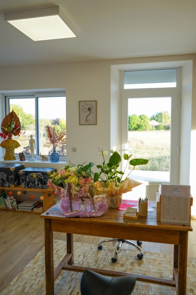 Bureau lumineux avec vue sur la nature